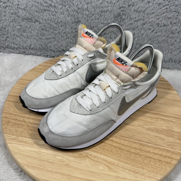 Nike Waffle‎ Trainer II Running Sneaker Metallic Silver DA8291-101 Women Sz 8.5 - Picture 2 of 8